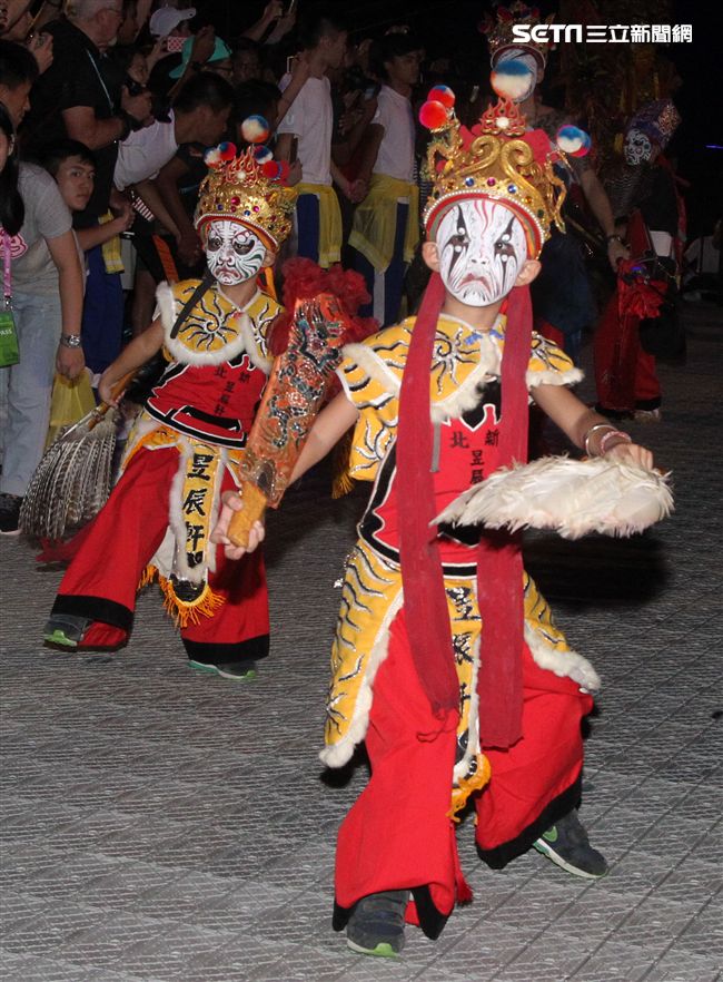 世大運閉幕典禮精彩表演，神明熄聖火。（記者邱榮吉/攝影）