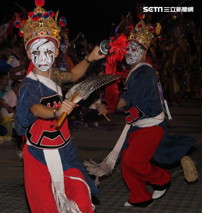 世大運閉幕典禮精彩表演，神明熄聖火。（記者邱榮吉/攝影）