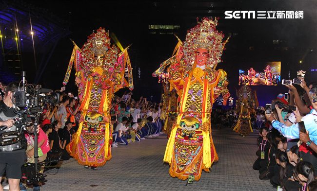 世大運閉幕典禮精彩表演，神明熄聖火。（記者邱榮吉/攝影）