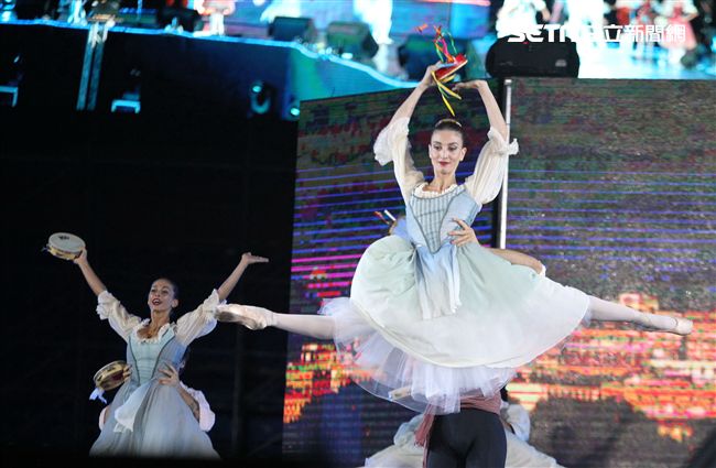 世大運閉幕典禮精彩表演，神明熄聖火。（記者邱榮吉/攝影）