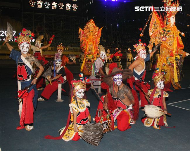 世大運閉幕典禮精彩表演，神明熄聖火。（記者邱榮吉/攝影）