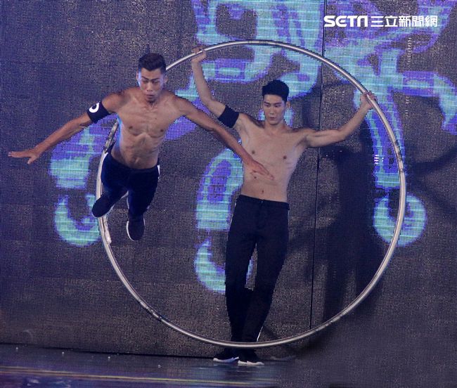 世大運閉幕典禮精彩表演，神明熄聖火。（記者邱榮吉/攝影）