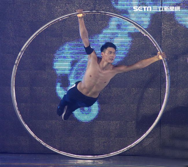 世大運閉幕典禮精彩表演，神明熄聖火。（記者邱榮吉/攝影）