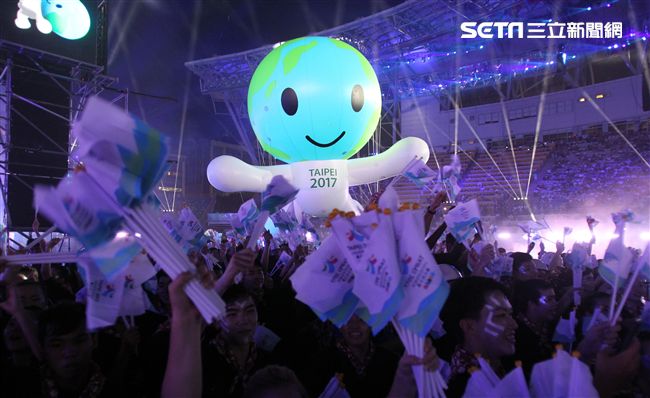 世大運閉幕典禮精彩表演，神明熄聖火。（記者邱榮吉/攝影）