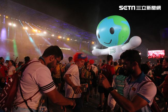 世大運閉幕典禮精彩表演，神明熄聖火。（記者邱榮吉/攝影）