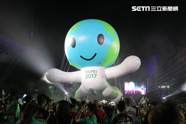 世大運閉幕典禮精彩表演，神明熄聖火。（記者邱榮吉/攝影）