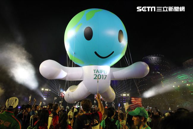 世大運閉幕典禮精彩表演，神明熄聖火。（記者邱榮吉/攝影）