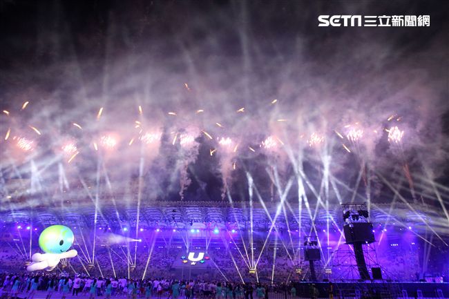 世大運閉幕典禮精彩表演，神明熄聖火。（記者邱榮吉/攝影）