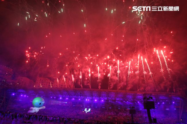 世大運閉幕典禮精彩表演，神明熄聖火。（記者邱榮吉/攝影）