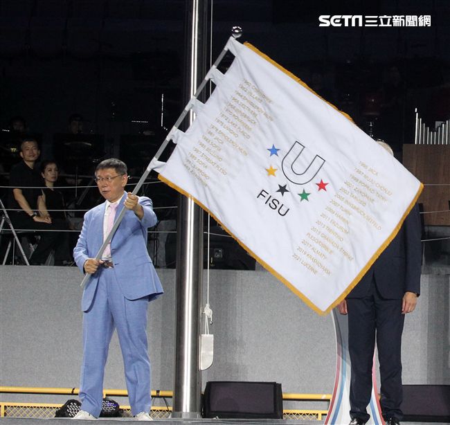 世大運閉幕典禮精彩表演，神明熄聖火。（記者邱榮吉/攝影）