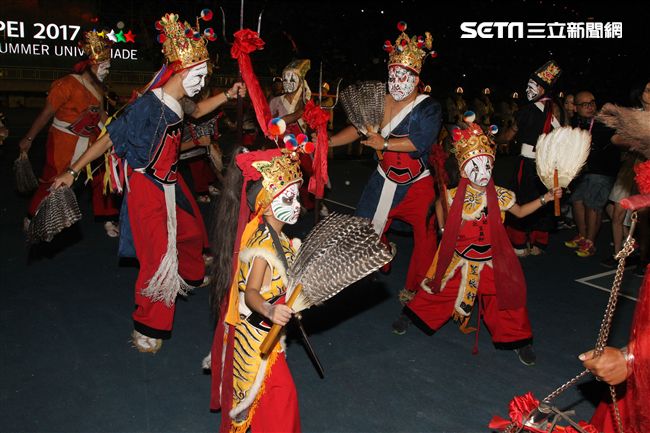 世大運閉幕典禮精彩表演，神明熄聖火。（記者邱榮吉/攝影）