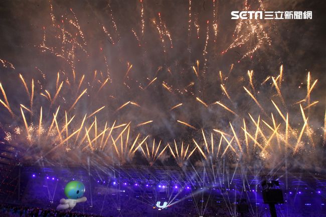 世大運閉幕典禮精彩表演，神明熄聖火。（記者邱榮吉/攝影）