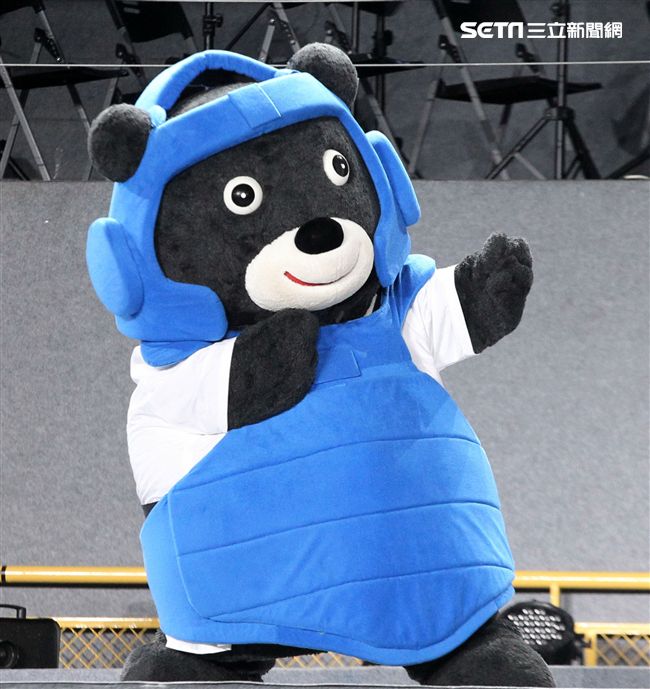 世大運閉幕典禮精彩表演，神明熄聖火。（記者邱榮吉/攝影）