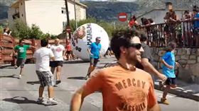 西班牙,奔牛節,奔球節,馬德里,意外,巨球,骨折,昏迷