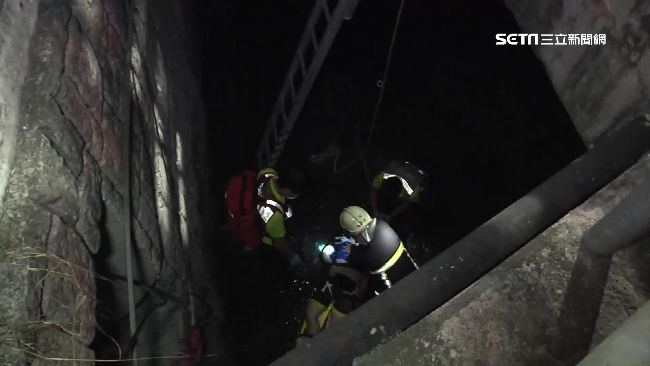 忘收機車腳架　騎士撞護欄摔水溝昏迷