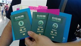 台灣國護照貼紙。（圖／翻攝自臉書粉專《台灣國護照貼紙 Taiwan Passport Sticker》）
