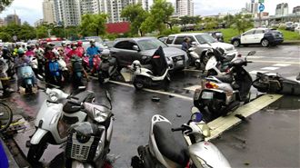 機車被撞進平交道　13人傷送醫