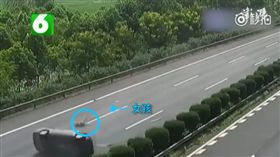 大陸,浙江,13歲少女睡夢中甩飛高速公路上　翻滾4圈下一秒自己坐起（圖／翻攝自澎湃新聞秒拍）