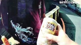 凌男在南新街上徘徊，遭遇警方盤查，並搜出1罐吃完的花生仁湯，裡面裝著吸食器與安非他命，警方隨即將他帶回訊問，凌男再次在所內大哭喊著要戒毒，警方訊後將他依毒品罪送辦（翻攝畫面）