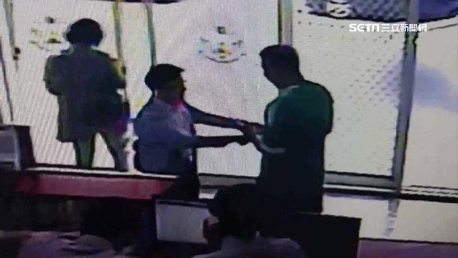 狗狗撿到19萬　失主是布袋戲大師