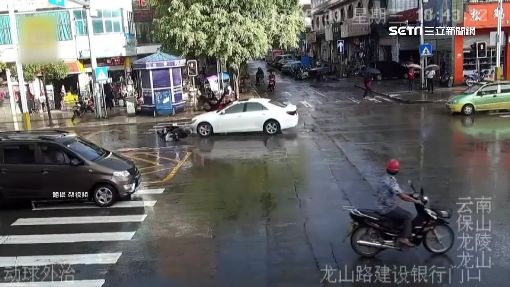 違規左轉遭撞飛 騎士空翻竟沒事