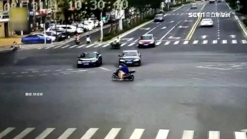 違規左轉遭撞飛 騎士空翻竟沒事