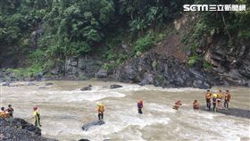 5名高中同學相約至烏來溪邊烤肉，卻遭遇溪水突然暴漲，5人受困沙洲無法動彈，警消獲報前往救援，以接力方式順利救出5人（翻攝畫面）