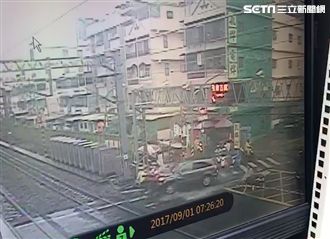 監視器首曝光！婦開車撞進平交道！