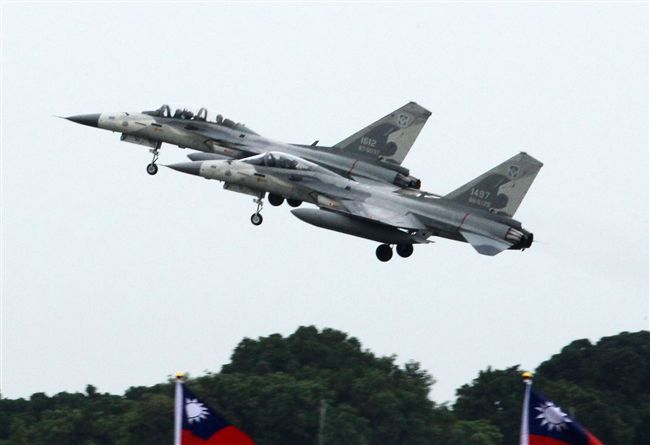 空軍防空暨飛彈指揮部編成典禮由司令沈一鳴上將主持，統一防空作戰指管事權，加快威脅反應速度，以建立一支「量適、質精、戰力強」之防空勁旅。（記者邱榮吉/攝影）