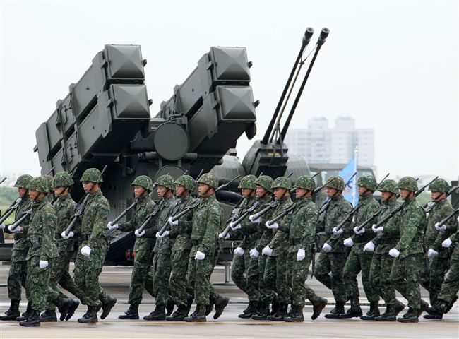 麻雀飛彈發射架。（記者邱榮吉/攝影）