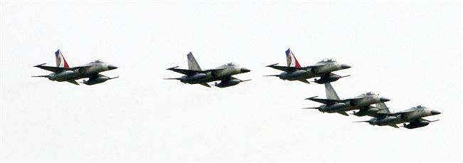 IDF戰機空中分列式。（記者邱榮吉/攝影）