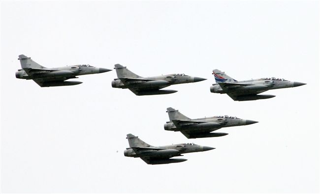 幻象2000戰機空中分列式。（記者邱榮吉/攝影）