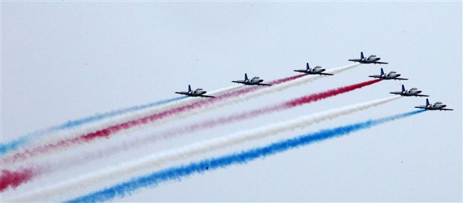 AT3高級教練機空中飛列式。（記者邱榮吉/攝影）