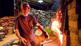 愛台灣的美國陶藝家夏沂汾克服肝硬化病魔糾纏，創作出的陶藝作品令人讚嘆，也將在國父紀念館展出。