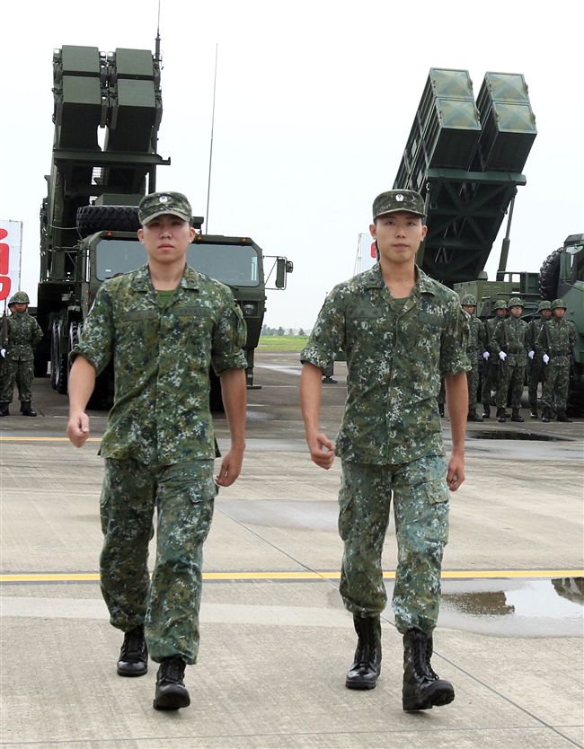 防空部整併後兄蔡牧翰（左）弟蔡其峰一同服役。（記者邱榮吉/攝影）