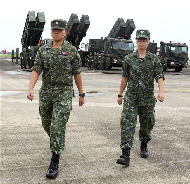 防空部整併後姊張家瑜（右）弟張家駿一同服役。（記者邱榮吉/攝影）