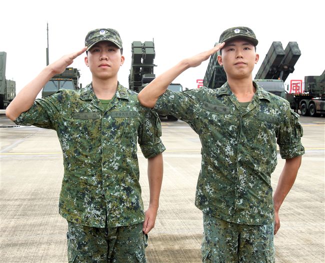 防空部整併後兄蔡牧翰（左）弟蔡其峰一同服役。（記者邱榮吉/攝影）