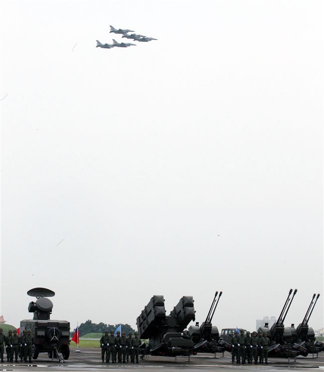 IDF戰機空中分列式。（記者邱榮吉/攝影）