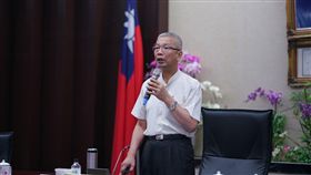 財政部長許虞哲1日公布稅改方案財政部長許虞哲1日公布稅改方案，兩稅合一設算扣抵制確定取消，且富人稅45%宣告終結，營所稅則調高為20%。另外保留盈餘稅則從10%降為5%。中央社記者邱柏勝攝 106年9月1日