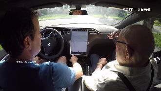 極速享受！9旬翁體驗特斯拉電動車