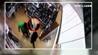 半夜逛情趣店　色男竟偷拍女店員裙底