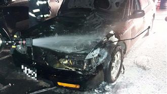 小轎車開到一半燒起來　駕駛幸運逃出