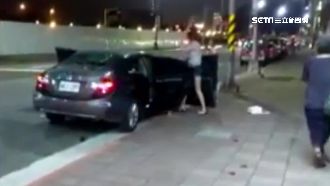 離婚怨偶暴吵　妻持三角錐砸車嚇壞兒