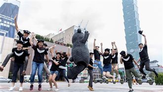 熊讚團隊曝光　布偶裡面竟藏著大正妹