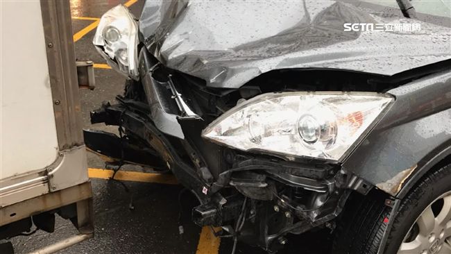 目睹失控衝撞17車　冷凍車英勇攔車