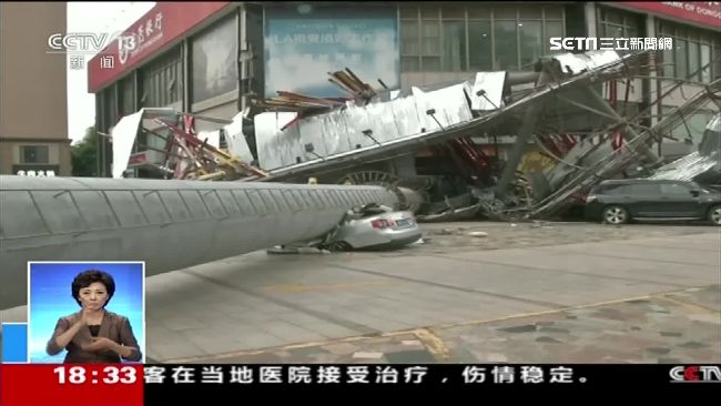 30米高招牌掉落　轎車慘遭砸爛變形