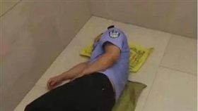 警察丈夫值班凌晨回家怕吵到淺眠妻子，直接在家門口打地鋪（圖／翻攝微博）