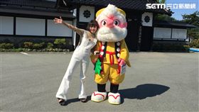 旅日女星咖滋咪（Kazumi）與漫畫家富樫義博設計的神室天狗共同擔任主持，拍攝日本山形縣最上地區新庄市旅遊節目。（圖／三立）