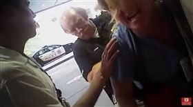 護士遵守抽血SOP 竟遭警察暴力逮捕（圖／翻攝自YouTube）