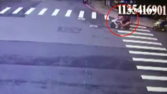 雙載匪趁綠燈搶包　女騎士猛追喊搶劫